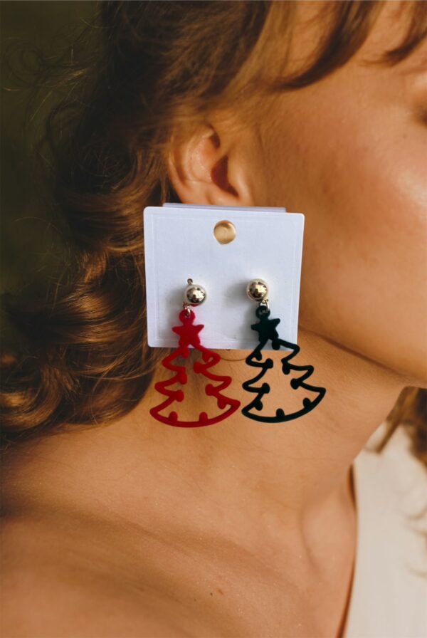🎄 Boucles d’Oreilles Dépareillées – Sapin Rouge & Sapin Vert