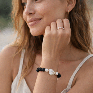 ✨ Bracelet Diffuseur en Pierre de Lave, Nacre & Perles Nacrées – Caractère & Délicatesse