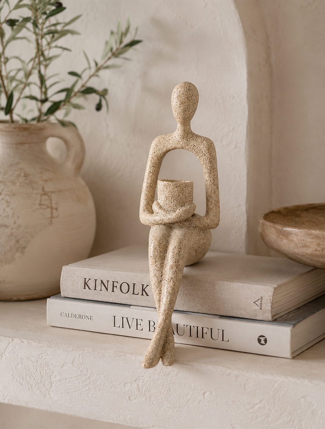 Sculpture " la lisante " style beige sablé Méditerranée